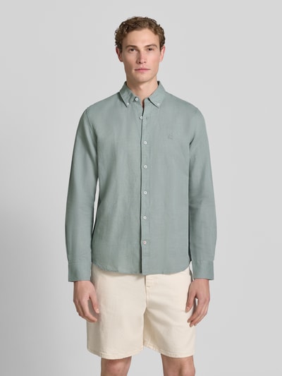Männermodel trägt Regular Fit Freizeithemd aus Leinen-Baumwoll-Mix von Lerros in grün mit Button-Down-Kragen, Knopfleiste, Ganzkörperansicht von vorne, Rückenlänge bei Größe M: 75 cm, Schulterbreite 43 cm, Ärmellänge 69 cm.