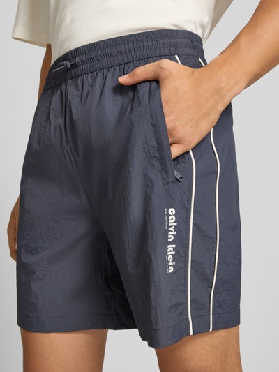 Calvin Klein Jeans Korte straight leg broek met labelprint Donkerblauw - 3