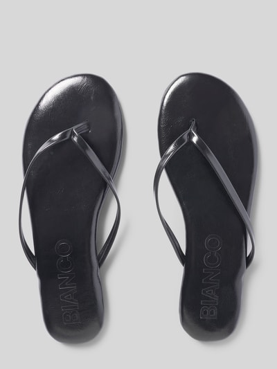 Produktfoto, Zehentrenner mit Label-Prägung von BIANCO in Schwarz, abgerundete Form, flacher Absatz, leicht strukturierte Sohle, Absatzhöhe 1 cm bei Größe 39.
