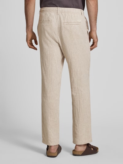 Männermodel trägt beigen Relaxed-Fit Hose aus Leinen-Baumwoll-Mix Modell 'MAXIM' von Blend, sichtbare Struktur, Ganzkörperansicht Rückansicht, Bundweite bei Größe M 42 cm, Innenbeinlänge 78 cm.