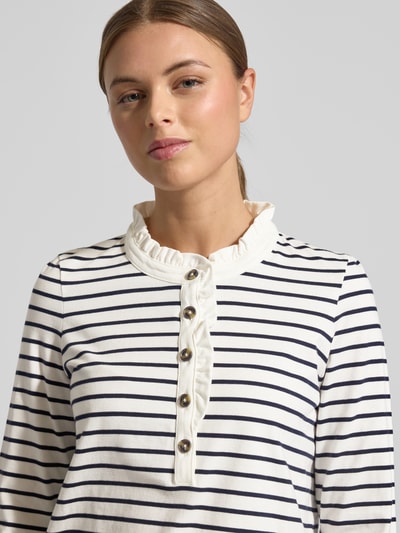 Frauenmodel trägt Longsleeve mit Knopfleiste und Rüschen von Christian Berg Woman aus reiner Baumwolle, Regular-Fit, Nahaufnahme Oberkörper.