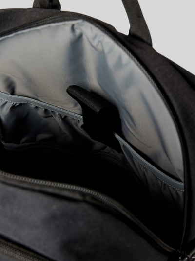 Produktfoto, schwarzer Rucksack mit Logo-Patch Modell 'ALTACAMA' von Quiksilver, Hauptfach mit Reißverschluss, diverse Fächer, silberne Innenfarbe, Kontext: Herren Rucksack