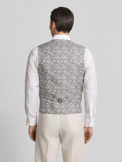 Męski model nosi Regular Fit Weste mit floralem Allover-Stitching von CG - Club of Gents, jasne kolory, materiał z bawełną, krój regular fit, pasplowane kieszenie, długość tyłu w rozmiarze 50: 62 cm, szerokość ramion w rozmiarze 50: 39 cm, szerokość w klatce piersiowej w rozmiarze 50: 60 cm, widok całej sylwetki z tyłu.