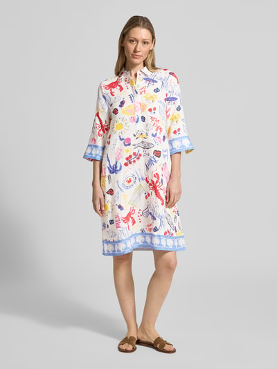 Vrouwenmodel draagt Knielanges Hemdkleid aus Leinen mit Hemdblusenkragen van Christian Berg Woman, multicolor print, recht model, knielang, 3/4-mouw, puur linnen, borstbreedte 44 cm, ruglengte 97 cm, detailafwerking, geheel vooraanzicht.
