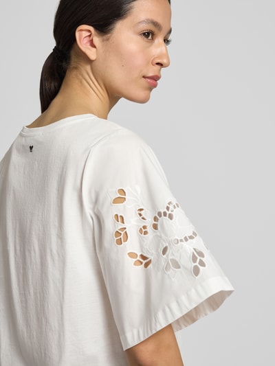 Frauenmodel trägt Regular Fit T-Shirt aus reiner Baumwolle Modell 'TARGA' von Weekend Max Mara, Optik: Unifarben, Ajour-Stickerei-Motiv, Rundhals, kurze Röhrenärmel, Jersey, Detailaufnahme Rückansicht.