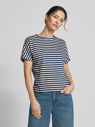 Kobiece modelka nosi damski t-shirt z bawełny o kroju regular fit model 'Salentine stripe' od OPUS z wzorem w paski, haftem i okrągłym dekoltem, długość tyłu w rozmiarze 36: 56 cm, widok całej sylwetki z przodu.