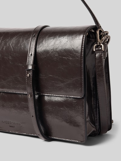 Produktfoto, Crossbody Bag aus echtem Leder Modell 'Audrey' von LIEBESKIND BERLIN, główna przegroda z zamkiem błyskawicznym, odpinany pasek na ramię, naturalna skóra, szerokość w rozmiarze 1: 35 cm, długość w rozmiarze 1: 22 cm, głębokość w rozmiarze 1: 11 cm, długość paska na ramię w rozmiarze 1: 122 cm, ciemnobrązowy połysk, prostokątna forma, widoczna struktura skóry