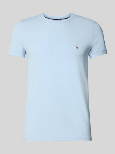 Productfoto, Slim Fit T-Shirt aus Baumwoll-Mix van Tommy Hilfiger in lichtblauw, unidesign, logo-detail, ronde hals, korte mouw, stretchmateriaal