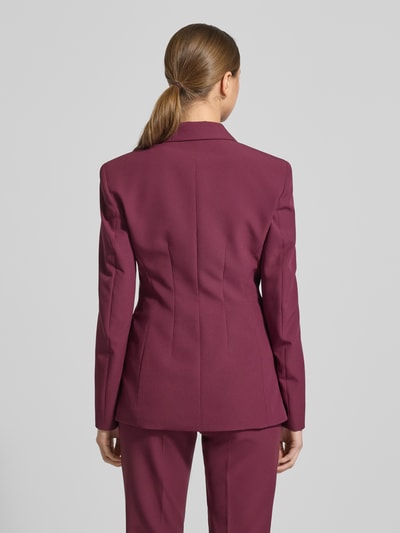 Vrouwenmodel draagt Regular Fit Blazer met steigende reverskraag model 'ASMALLA-1' van HUGO, effen, lange mouw, klepzakken, rugaanzicht.