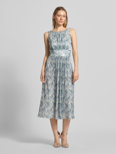 Frauenmodel trägt Cocktailkleid mit U-Boot-Ausschnitt von Swing, taillierte Passform, Midikleid mit Raffung, blaugraues Muster, Rückenlänge 118 cm, Brustweite 33 cm, Ganzkörperansicht von vorne.