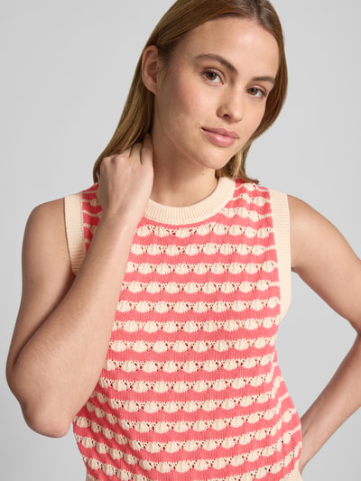 Frauenmodel trägt Regular Fit Pullunder aus reiner Baumwolle Modell 'CORAL REEF' von Vero Moda, Two-Tone-Optik, Strick, Nahaufnahme Oberkörper.