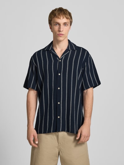 Männermodel trägt Regular Fit Freizeithemd mit Strukturmuster Modell 'COBA' von Jack & Jones, dunkelblau mit weißen Streifen, Baumwoll-Mix, Reverskragen und Knopfleiste, Ganzkörperansicht von vorne.
