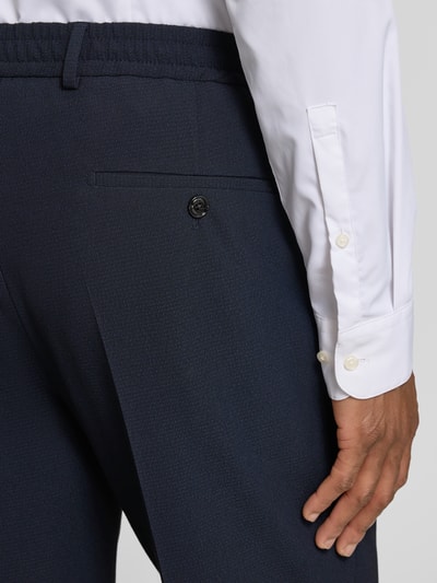 Mannenmodel draagt Anzug mit Reverskragen und Hose mit elastischem Bund van JOOP! collectie, donkerblauw, materiaalmix met viscose, regular fit, strookzak aan de achterkant met knoopsluiting, detailopname achterkant