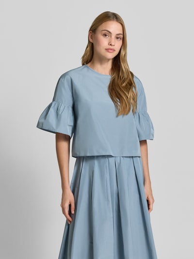 Vrouwenmodel draagt Cropped Blusentop met katoen van Weekend Max Mara, look: effen, boxy fit, ronde hals, knoop en oog sluiting, trompetmouwen, model 'BREAK', Ganzkörperansicht von vorne.