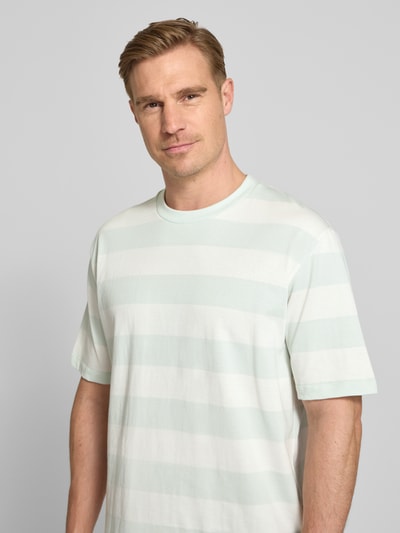 Männermodel trägt Oversized T-Shirt mit Streifenmuster und Rundhalsausschnitt von Lindbergh aus Reine Baumwolle, Nahaufnahme Oberkörper.