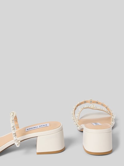 Produktfoto, Pantolette aus echtem Leder Modell 'Genessa' von Steve Madden, eckige Form, Perlen- und Ziersteinbesatz, Blockabsatz, glatte Sohle, offene Ferse, Farbe Beige, Absatzhöhe 4 cm