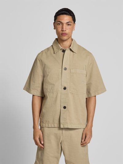 Männermodel trägt Freizeithemd mit Leinen-Anteil ANNARR von ANNARR, Relaxed-Fit, Kentkragen, Brusttasche, sandfarben, Ganzkörperansicht von vorne.