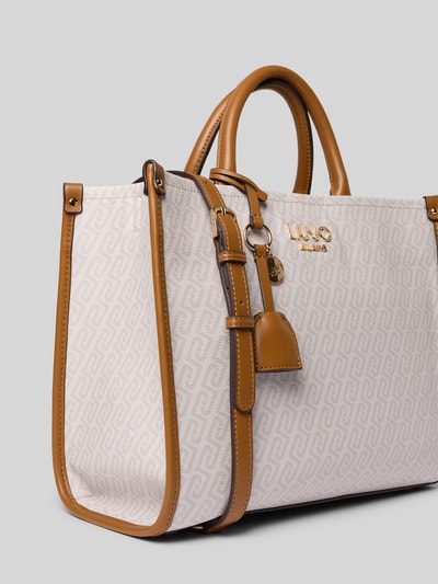 Produktfoto, Handtasche mit Logo-Applikation in Leder-Optik von Liu Jo White, beige mit braunen Details, geprägt, goldfarbene Logo-Applikation. Hauptfach mit Reißverschluss, abnehmbarer Henkel, verstellbarer Schulterriemen, Maße: 35x27x13 cm, 111 cm Riemen.