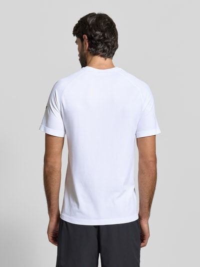 Männermodel trägt weißes Regular Fit T-Shirt mit Logo-Print Modell 'The Training Day' von Fabletics, Rückenlänge 70 cm, Ganzkörperansicht Rückansicht