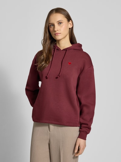 Frauenmodel trägt Regular Fit Hoodie aus Baumwoll-Mix Modell 'CHILLI' von Pieces, Optik: Unifarben, Stickerei, Sweat, Ganzkörperansicht von vorne.