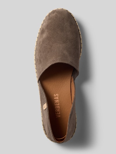 Produktfoto, Espadrilles aus Leder mit Label-Patch Modell 'CARMEN' von Verbenas in Braun, abgerundete Form, strukturierte Sohle, Obermaterial mit samtiger Textur, Absatzhöhe 2 cm, Größe 40, neutrale Hintergrundfarbe.