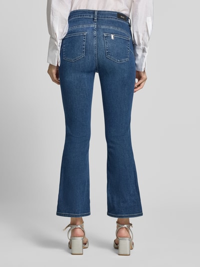 Frauenmodel trägt Flared Fit Jeans aus mieszanka bawełny i lyocellu z obszyciem kamieni stras, 5 kieszeni, Liu Jo White, Model 'Princess', skrócony krój, Ganzkörperansicht Rückansicht.