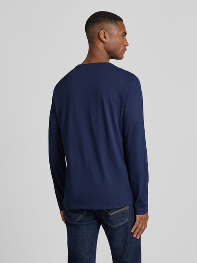 Mężczyznamodel nosi Bluzka z długim rękawem z wyhaftowanym logo od Polo Ralph Lauren z bawełny, prosty krój, okrągły dekolt, długość tyłu 68 cm, rozmiar M, widok całej sylwetki z tyłu.