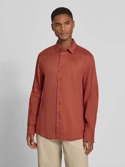 Männermodel trägt Slim Fit Freizeithemd aus Leinen-Baumwoll-Mix Modell 'RAMIS' von Drykorn in Rot, Two-Tone-Machart, Ganzkörperansicht von vorne. Rückenlänge bei Größe M: 80 cm, Schulterbreite: 46 cm, Ärmellänge: 66 cm.