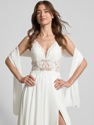 Vrouwenmodel draagt Brautkleid met floralem stitching van Mascara in wit, getailleerde pasvorm, V-hals, blickdichte onderrok, mouwloos design, ruglengte bij maat 36: 127 cm, borstwijdte: 33 cm; detailopname bovenlichaam.