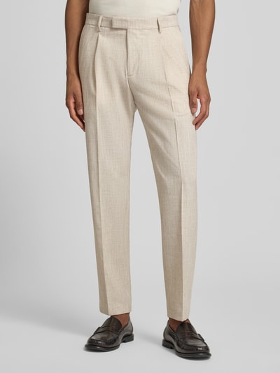 Männermodel trägt Straight Fit Anzughose mit Viskose-Anteil Modell 'SALTO' von CINQUE im Elastischer-Material-Mix, Nahaufnahme Oberkörper. Herren Anzughose mit Bügelfalten, Eingriffstaschen und Gesäßtaschen, Haken- und Reißverschluss, Bundweite 47 cm, Innenbeinlänge 79 cm bei Größe 50.
