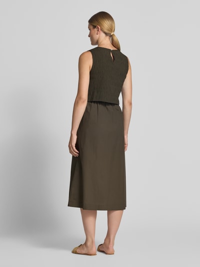Frauenmodel trägt Midikleid im 2-in-1-Look Modell 'Wipella' von OPUS in Khaki, reine Baumwolle, A-Linie, Rückansicht, Ganzkörperansicht.