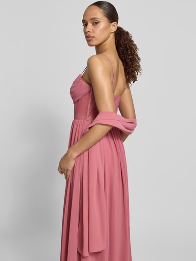 Modelka kobieca ma na sobie Corsagenkleid mit Spitze od Mascara, różowy szyfon, krój slim fit, maxi, koronkowe detale, regulowane ramiączka, zamek z tyłu, długość tyłu w rozmiarze 36: 124 cm, szerokość w rozmiarze 36: 42 cm, widok całej sylwetki z przodu