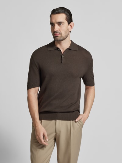 Männermodel trägt Slim Fit Poloshirt mit Kaschmir-Anteil van FTC Cashmere in bruin, katoenmix met kasjmier, polokraag, knoopsluiting, 1/2-mouwen, ruglengte maat 50: 68 cm. Ganzkörperansicht von vorne.