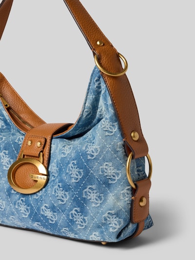 Produktfoto, Shoulder Bag mit Viskose-Anteil Modell 'Camden' von GUESS, główna przegroda z zamkiem błyskawicznym, pasek na ramię z materiału skóropodobnego, tkanina stylizowana na denim, mieszanka bawełny z dodatkiem wiskozy, detale z logo na całej powierzchni, szerokość w rozmiarze 1: 38 cm, długość w rozmiarze 1: 26 cm, głębokość w rozmiarze 1: 9 cm, długość paska na ramię w rozmiarze 1: 44 cm