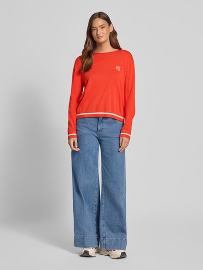 Vrouwenmodel draagt Regular Fit Pullover uit viscosemix met kasjmier van Smith & Soul, tricotlook met motiefstitching, rood met witte details, dames pullover, ruglengte maat S 53 cm, mouwlengte maat S 58 cm, ganzekopzicht van voren.