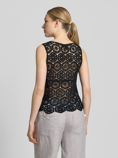 Kobiece modelka nosi Regular Fit Blusentop aus Baumwoll-Mix Modell 'ELSA' von Vero Moda, efekt: jednolity kolor, krój regular fit, skrócony krój, detale: koronka szydełkowa, dekolt w łódkę, bez rękawów, materiał: mieszanka bawełny, Ganzkörperansicht Rückansicht.