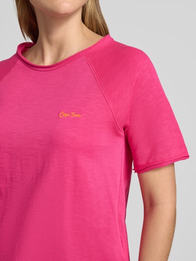 Frauenmodel trägt T-Shirt mit Statement-Stitching und Rollsaum von Smith and Soul in Pink, Reine Baumwolle, Nahaufnahme Oberkörper.