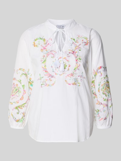 Produktfoto, Bluse mit Schlüsselloch-Ausschnitt und Schnürung von Emily Van den Bergh aus Reine Baumwolle, Straight Fit, weiß, 3/4-Arm, elastische Ärmelabschlüsse, abgerundeter Saum, florales Muster, Rückenlänge 62 cm, Ärmellänge 50 cm.