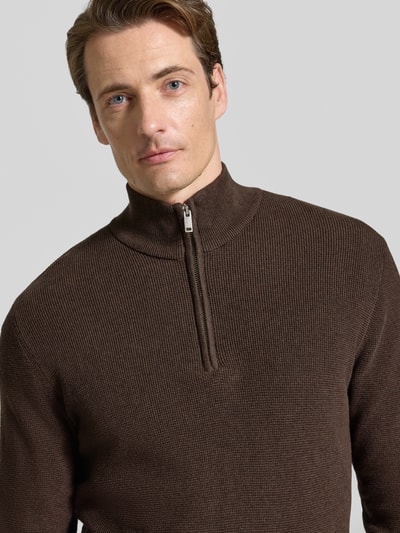 Männermodel trägt Slim Fit Troyer aus Baumwoll-Mix von Matinique, braun, gerippte Textur, Reißverschluss, Nahaufnahme Oberkörper.