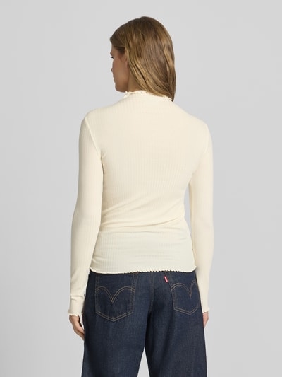 Modelka nosi Slim Fit Langarmshirt aus Lyocell-Mix von Marc O'Polo Denim, jednokolorowy, wzór w paski, naszywka z logo, wyhaftowane logo, wysokie zapięcie, długi rękaw, wykończenie falbaną, wykończenie materiału: mieszanka lyocellu, widok sylwetki od tyłu