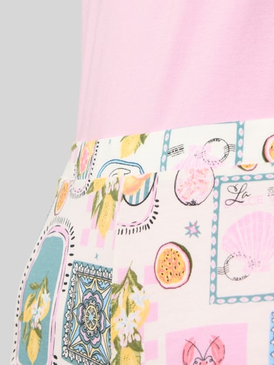 Frauenmodel trägt Regular Fit Pyjama-Set mit Motiv-Print von Skiny, bunte Farben, weich, Baumwoll-Modal-Mix, Nahaufnahme Oberkörper.