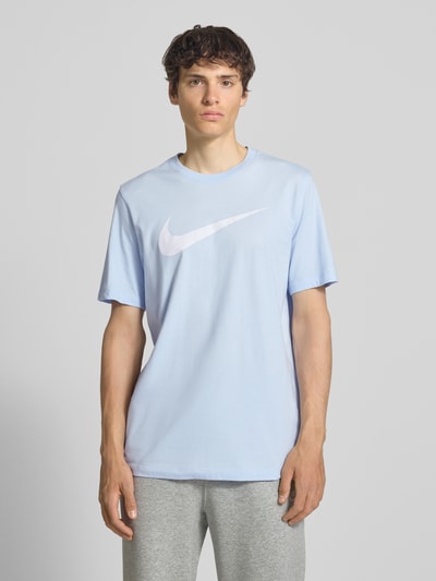 Nike T-Shirt mit Logo-Print Modell 'Swoosh' Hellblau 4