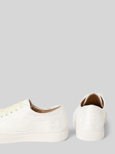 Produktfoto, cremeweiße Schnürschuhe mit strukturierter Sohle von Happy Girls, abgerundete Spitze, sichtbare Textur, 2 cm Absatz, 4 cm Schafthöhe, 5 cm Schaftweite