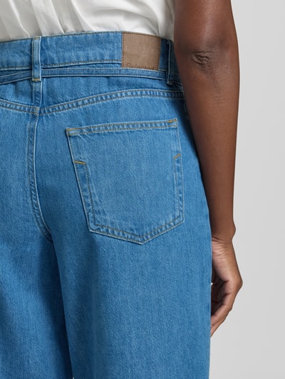 Kobieta nosi Regular Fit Bermudas aus Bio-Baumwoll-Mix Modell 'TENNA' od Selected Femme, denim, pasek, 5 kieszeni, detal z metką, zdjęcie z tyłu w zbliżeniu.