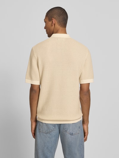 Męskimodel nosi Regular Fit Poloshirt in Strick-Optik Modell 'Kingsley' von Jack & Jones Premium z bawełny, krój regular fit, imitacja dzianiny, z krótkim rękawem, kołnierzyk polo, elastyczne wykończenia, długość tyłu w rozmiarze M: 77 cm, widok całej sylwetki z tyłu