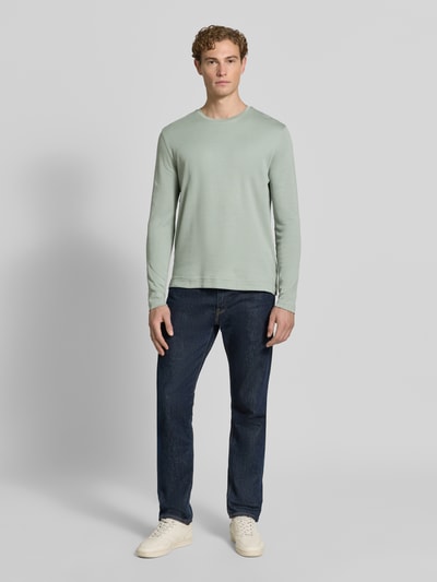 Männermodel trägt Longsleeve mit Rundhalsausschnitt von Christian Berg Men in hellem Mintgrün, Slim Fit, glatte Baumwollstruktur, Ganzkörperansicht von vorne.