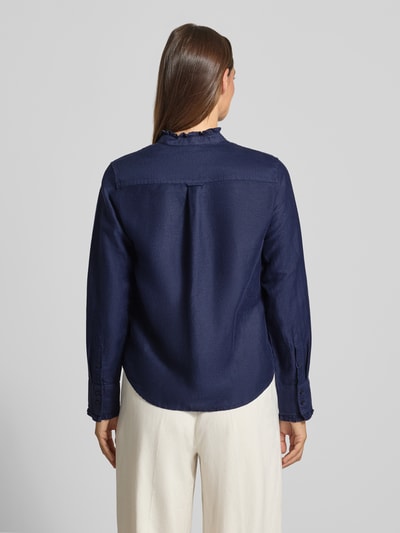 Frauenmodel trägt Regular Fit Bluse aus Leinen-Baumwoll-Mix mit Stehkragen von Gant, dunkelblau, Knopfleiste, Ganzkörperansicht Rückansicht, Rückenlänge 64 cm, Ärmellänge 63 cm, Größe 36.