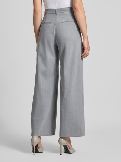 Vrouwenmodel draagt Fließende Anzughose in Mittelgrau Melange van Style Icon Collection, wide leg broek met Stolpplooi, relaxed fit, knoop- en ritssluiting, bandwijdte maat 36: 35 cm, binnenbeenlengte maat 36: 77 cm, geheel achteraanzicht.