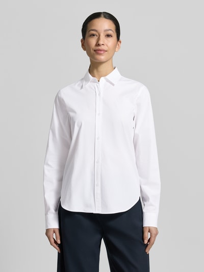 Frauenmodel trägt Regular Fit Hemdbluse aus reiner Baumwolle Modell 'ESSENTIAL' von HUGO, weiß, Popeline, Hemdkragen, unifarben, Logo-Stitching, Ganzkörperansicht von vorne.