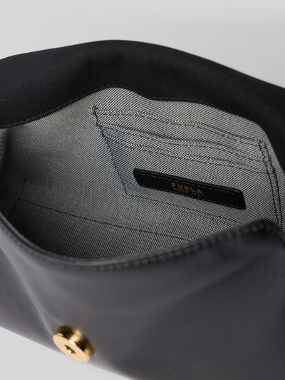 Produktfoto, Umhängetasche mit Label-Detail Modell 'SFERA' von FURLA, schwarzes Leder, goldfarbener Druckknopfverschluss, Innenfach mit Kartensteckfächern, Maße 22 cm Breite, 14 cm Länge, 9 cm Tiefe, Schultergurt 110 cm